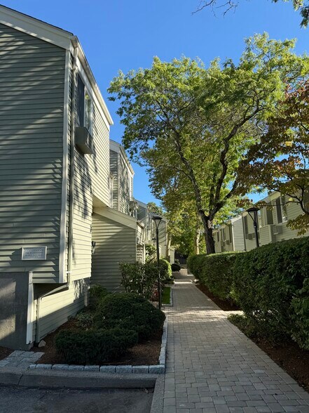 Building Photo - 392 S Main St