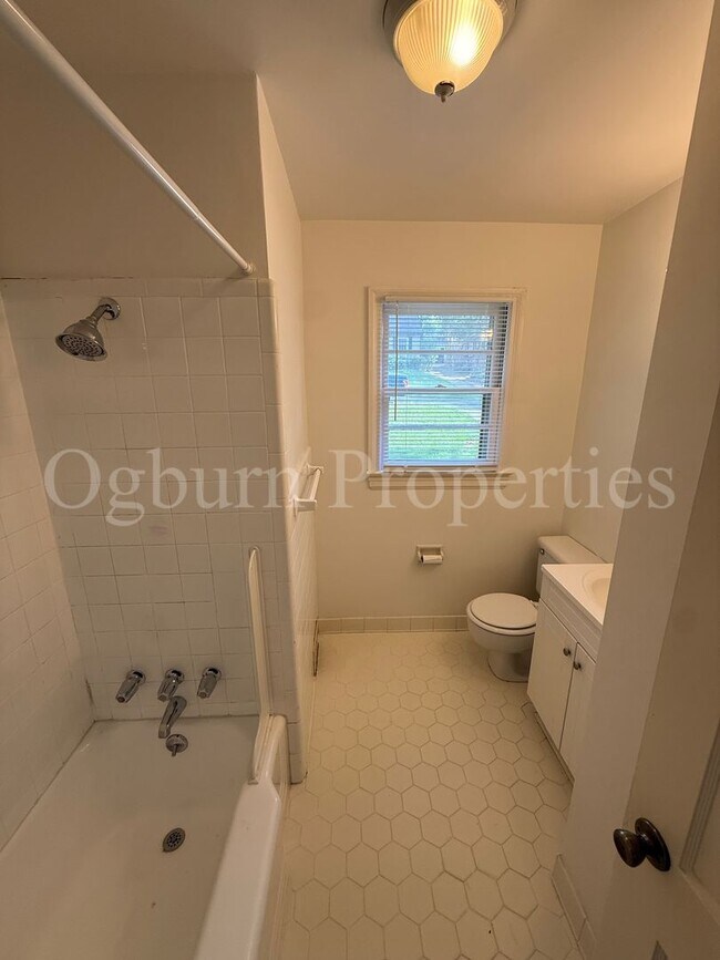 Building Photo - 2403 Lyndhurst Ave
