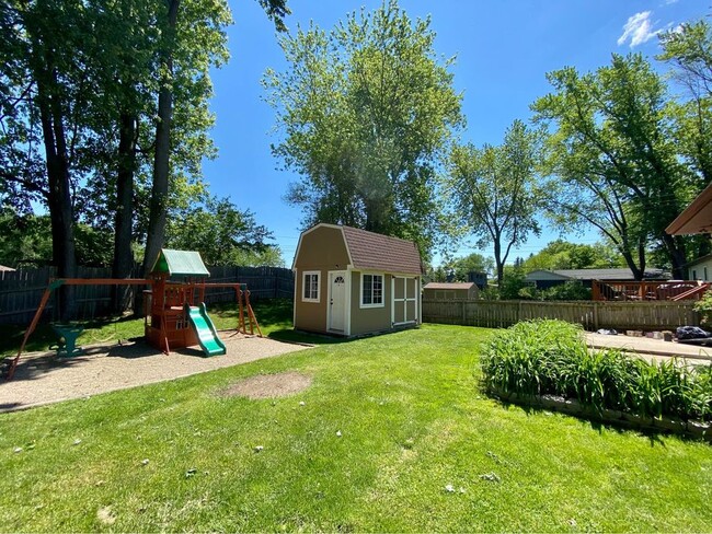 Building Photo - 3435 Charlotte Dr
