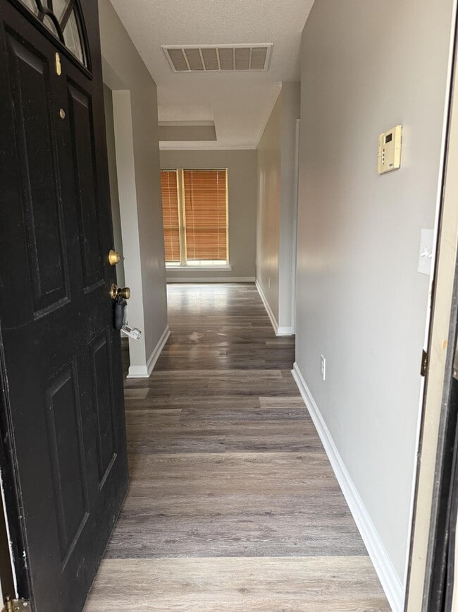 Building Photo - Great remodel close to Fort Stewart.