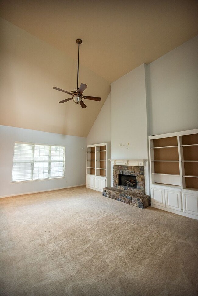 Building Photo - Beautiful home available today!