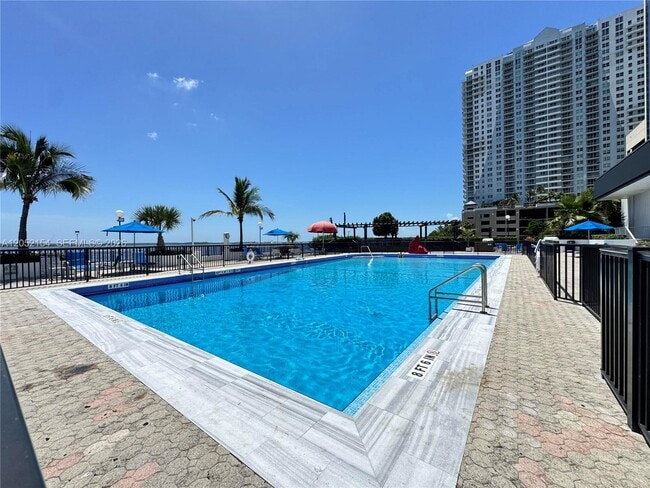 Building Photo - 905 Brickell Bay Dr