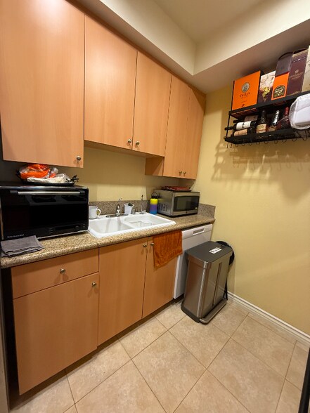 Building Photo - 1050 N Kingsley Dr