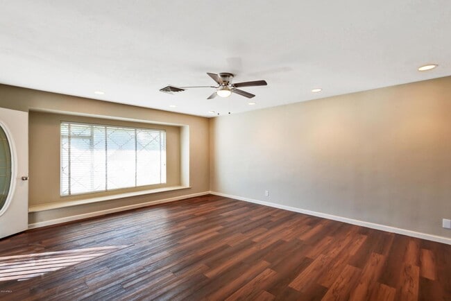 Building Photo - Remodeled property with lots of space and ...