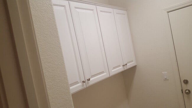 Building Photo - 4 Bedroom Home