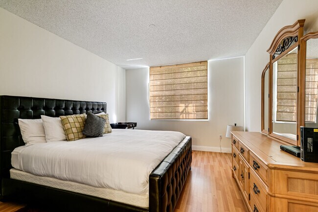 Building Photo - 19601 E Country Club Dr