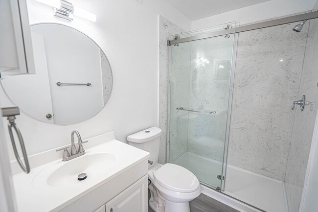 Building Photo - Remodeled 2 Bedroom Condo for Rent in Newhall!