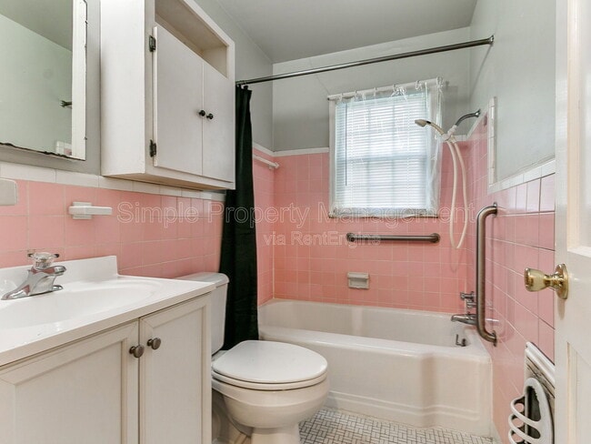 Building Photo - 810 N Marshall Dr