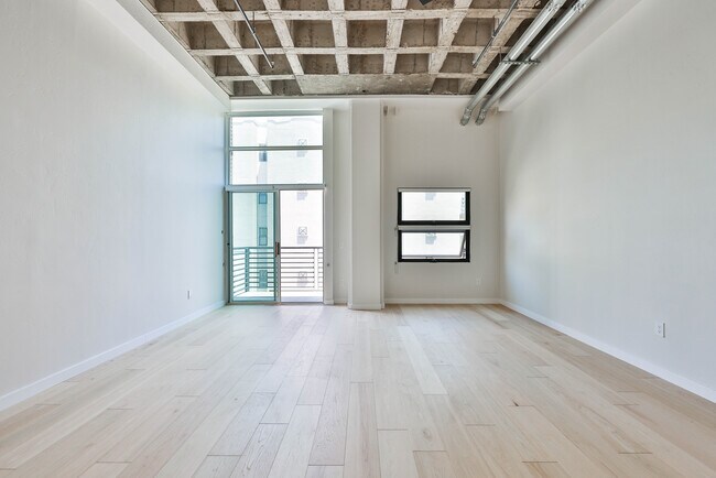 Building Photo - 3211 Fifth Ave
