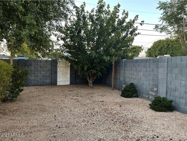 Building Photo - 1816 E Minnezona Ave
