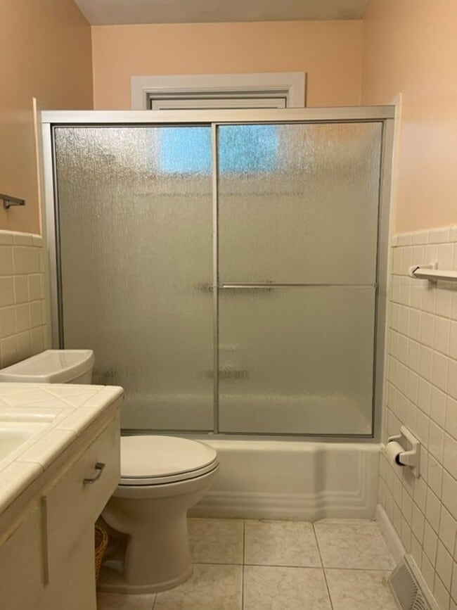 Building Photo - Charming 4 Bed 2.5 Bath Home With Nice Woo...
