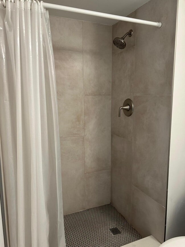 Building Photo - 25 Abbey Ln