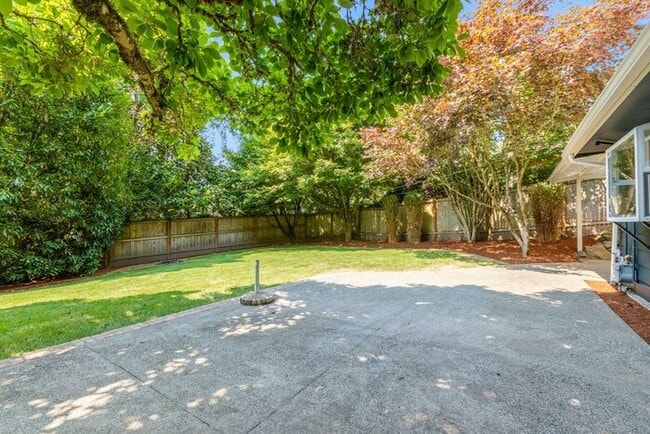 Building Photo - Elegant Air-Conditioned Newly Remodeled Matthews Beach Rambler