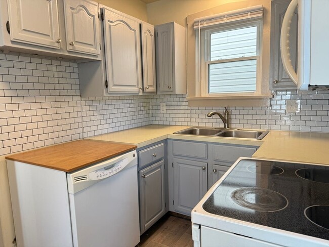 Building Photo - Spacious 3 bedroom 1 Bathroom Home in Manh...