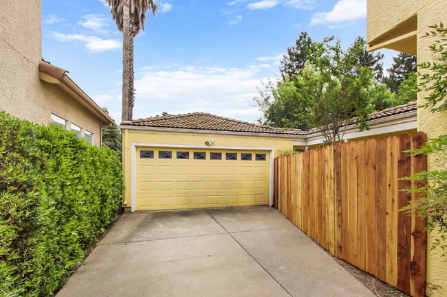 Building Photo - Short term room for rent