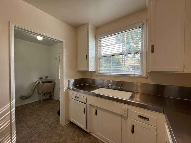 Building Photo - Panorama City 2+1 house w/garage + backyard! (8062 Lennox)