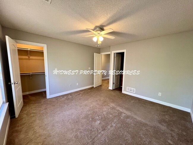 Building Photo - Stunning 3 Bedroom townhome w/ outdoor Maintenance provided