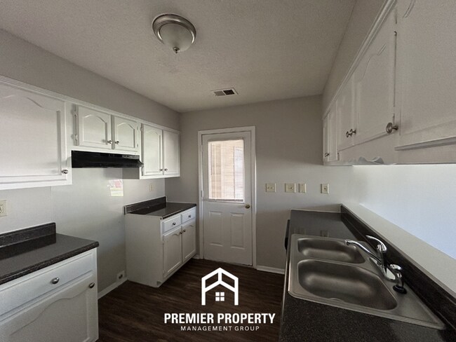 Building Photo - Cozy 3BR/1.5BA Horn Lake Home | Vaulted Ceilings & Bay Window Kitchen