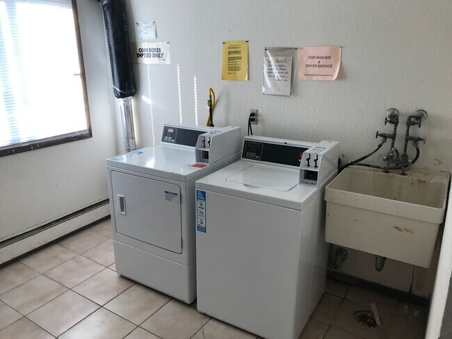 Building Photo - Main Floor Studio in St. Paul - Great Location