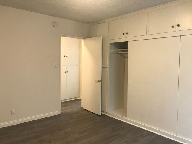 Building Photo - Parr, 10424-10425