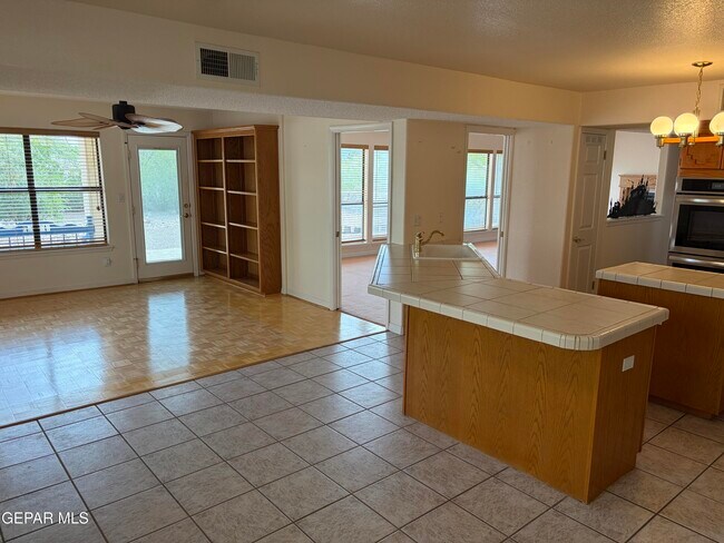 Building Photo - 320 Ave Mirador