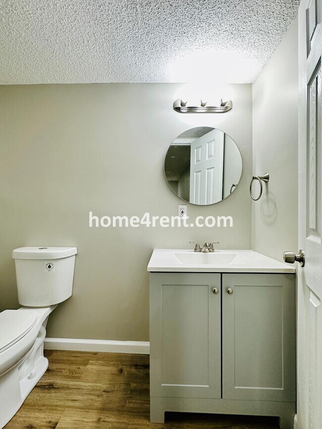 Building Photo - Like New, Ranch Style Home in Raytown - Wood Floors, Finished Basement, Fenced Yard!