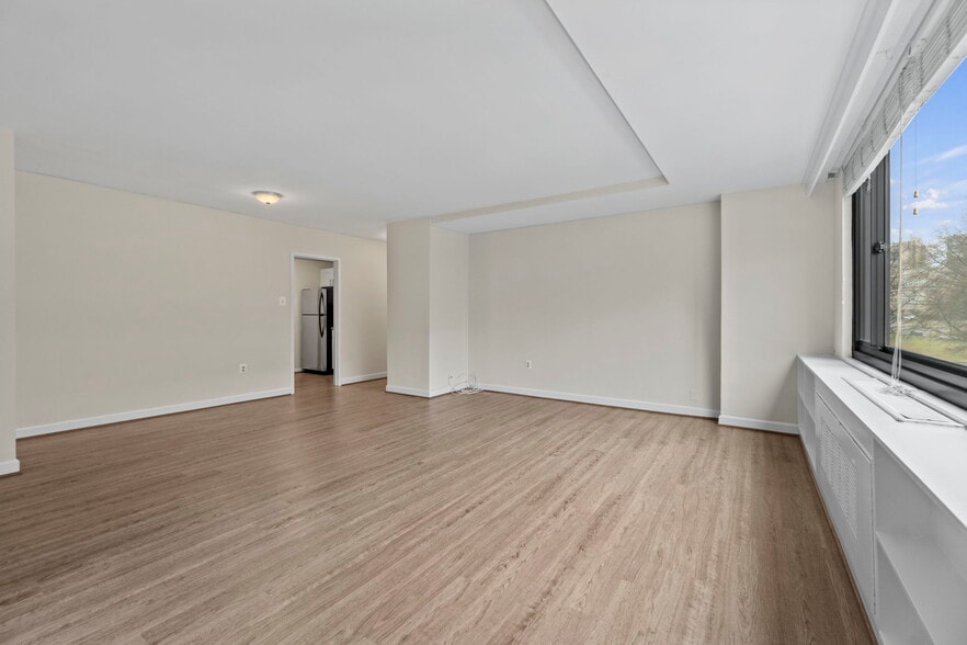 main living area - 1011 Arlington Blvd