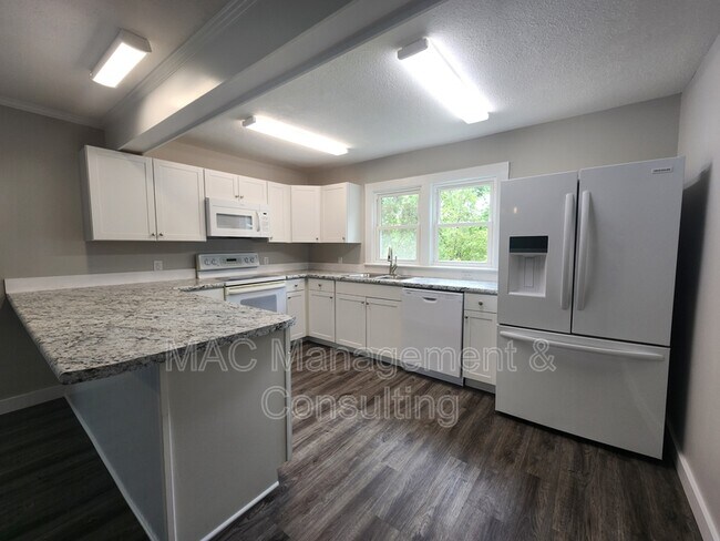 Building Photo - 1067 Crescent Dr