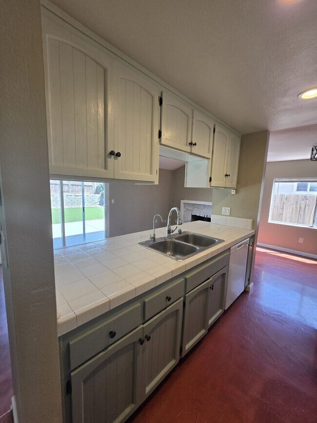 Building Photo - Beautiful 3 bedroom 2 bath Home in Imperial Beach