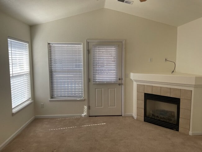Building Photo - Bright & Spacious 2 Bed, 2 Bath Condo
