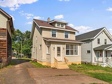 Front of house with driveway parking (front and side) - 922 N 14th Ave E