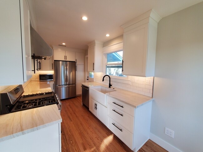 Building Photo - 10682 Center Dr