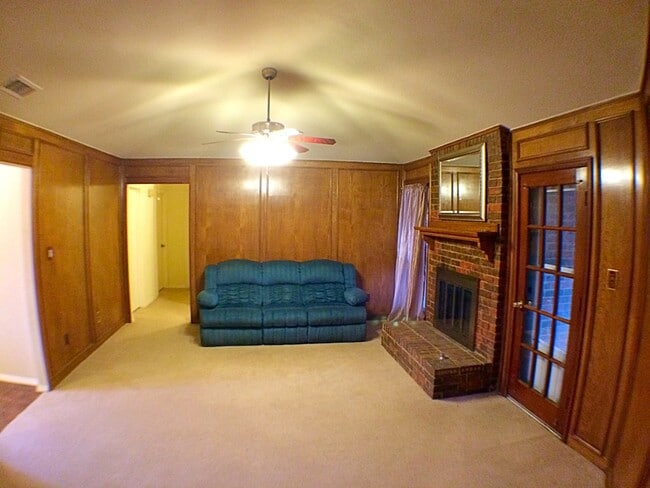 Building Photo - Charming 4 Bedroom 2.5 Bath Home In RISD!