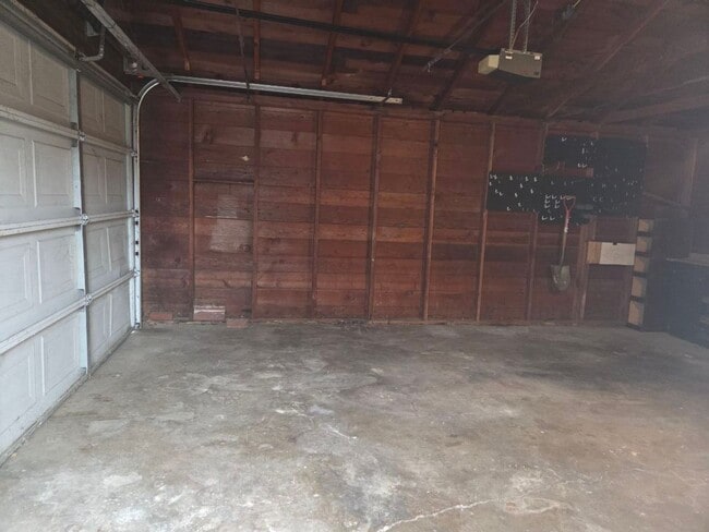 Building Photo - Charming three bedroom/one bath Medford Home | Available Now!