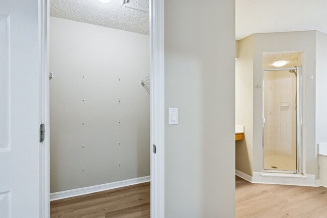 Building Photo - Central Island, 4 Bedroom + Office