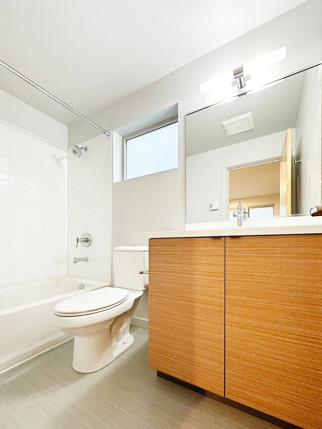 Building Photo - 3bd/2ba Seattle Townhome