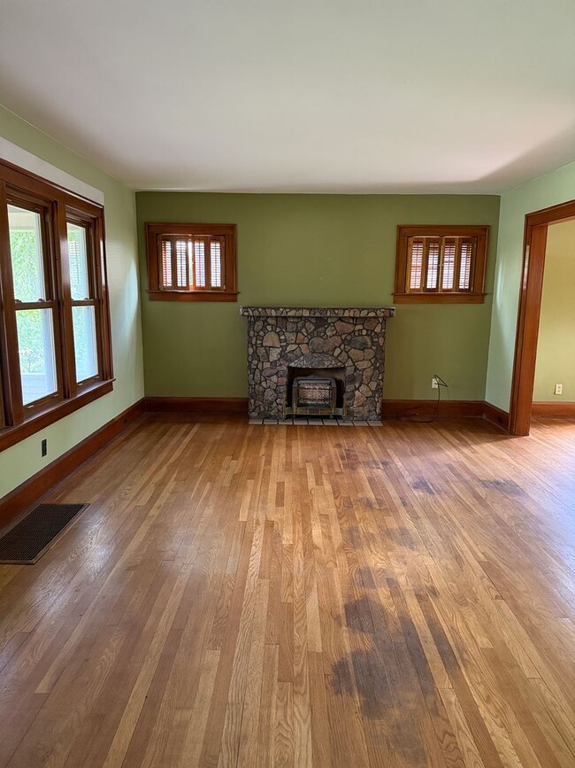 Building Photo - Pet-Friendly 3-Bedroom Elyria Home with $1,500 Total Monthly Price!