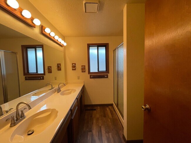 Building Photo - Desirable East Medford Single Story