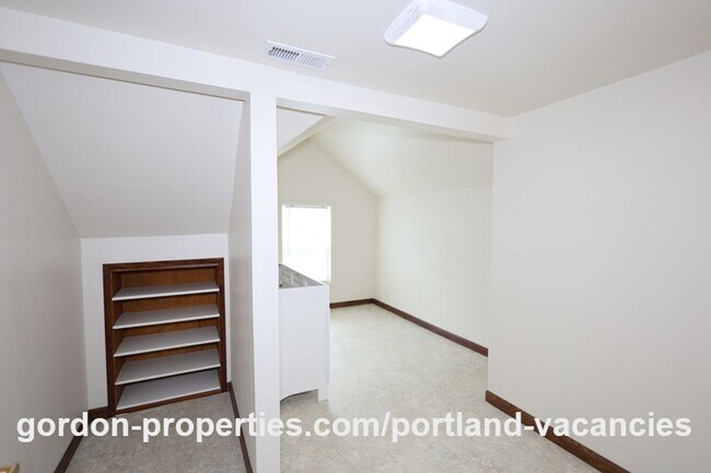 Building Photo - NE 94th Ave - Vintage Montavilla 2 bedroom house