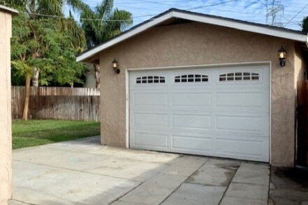 Detached garage for parking/storage - 926 N Maple St