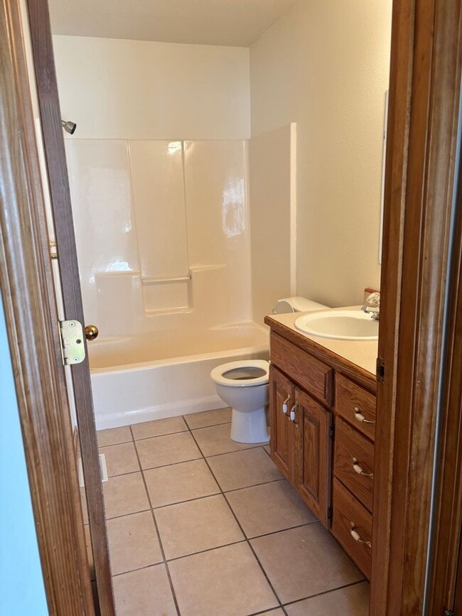 Building Photo - Two bedroom, 2 bath, 2 car garage duplex i...