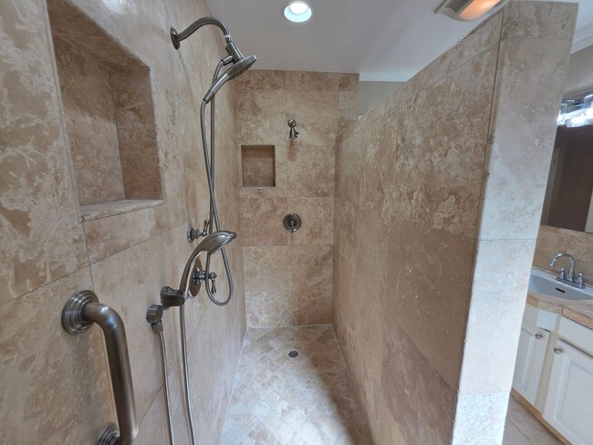 Building Photo - Home located in the heart of the college n...