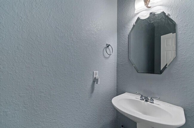 Building Photo - 2611 S Breeze Dr