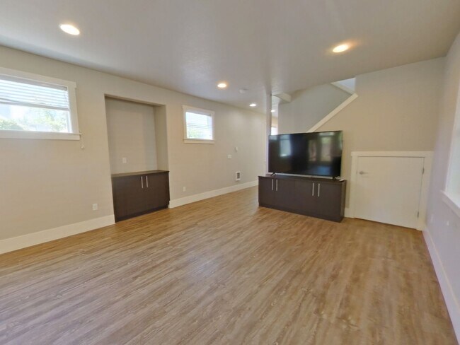 Building Photo - 335-337 NW 18th St.