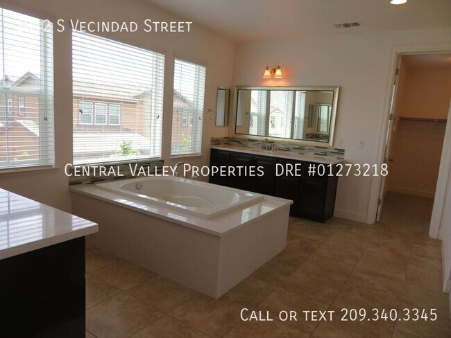 Building Photo - 1042 S Vecindad St