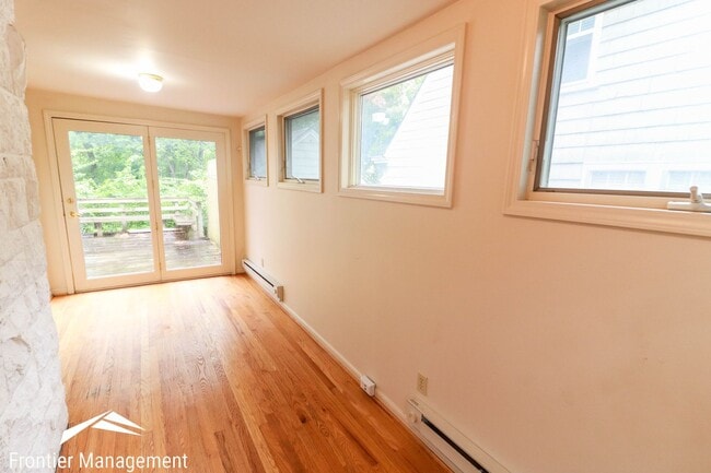 Building Photo - Awesome 5 Bedroom home near campus and Agg...