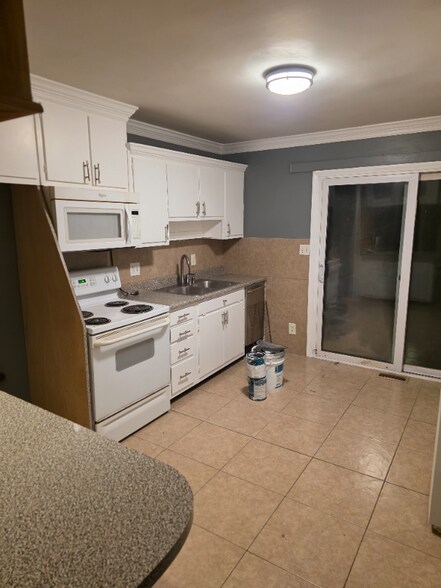 Building Photo - 528 Camrose Dr