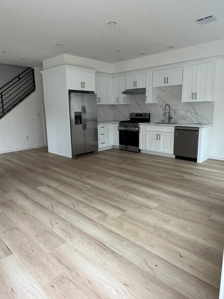 Living room/kitchen - 13620 Leadwell St