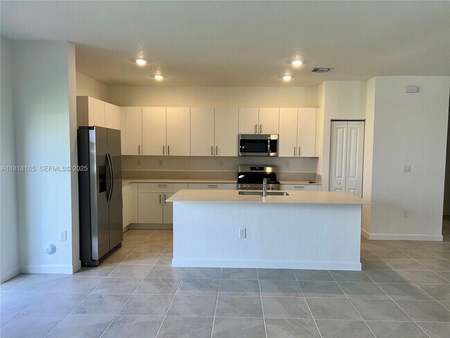 Building Photo - 2929 SE 23rd Ave