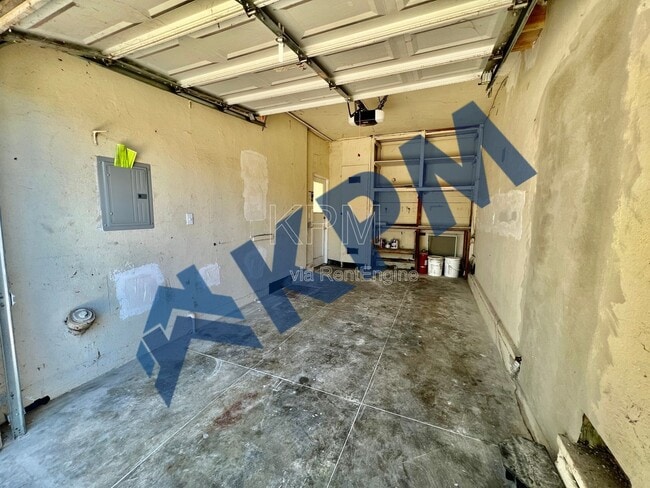 Building Photo - 401 W Mariposa Ave